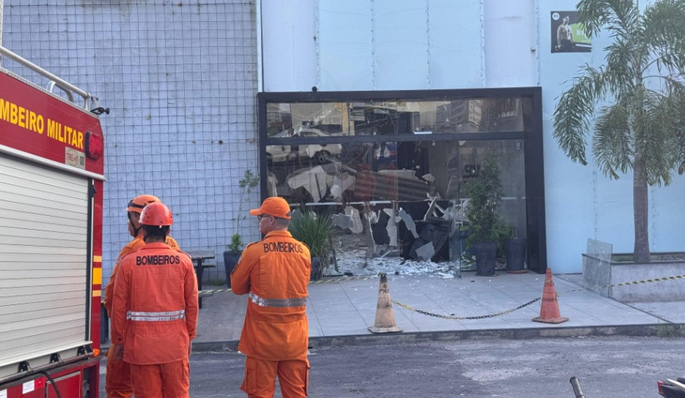 Corpo de Bombeiros durante ocorrência em Aracaju — Foto: Kedma Ferr/TV Sergipe