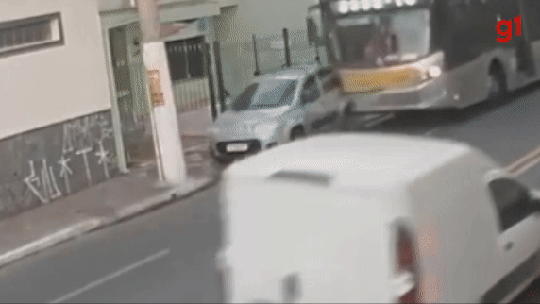 Motorista escapa por segundos de ser atingido por ônibus; VÍDEO - Foto: (Câmeras de Seguranã)