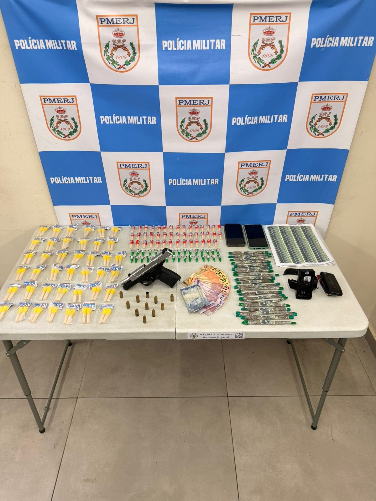 Dois homens são presos com arma e drogas em Volta Redonda