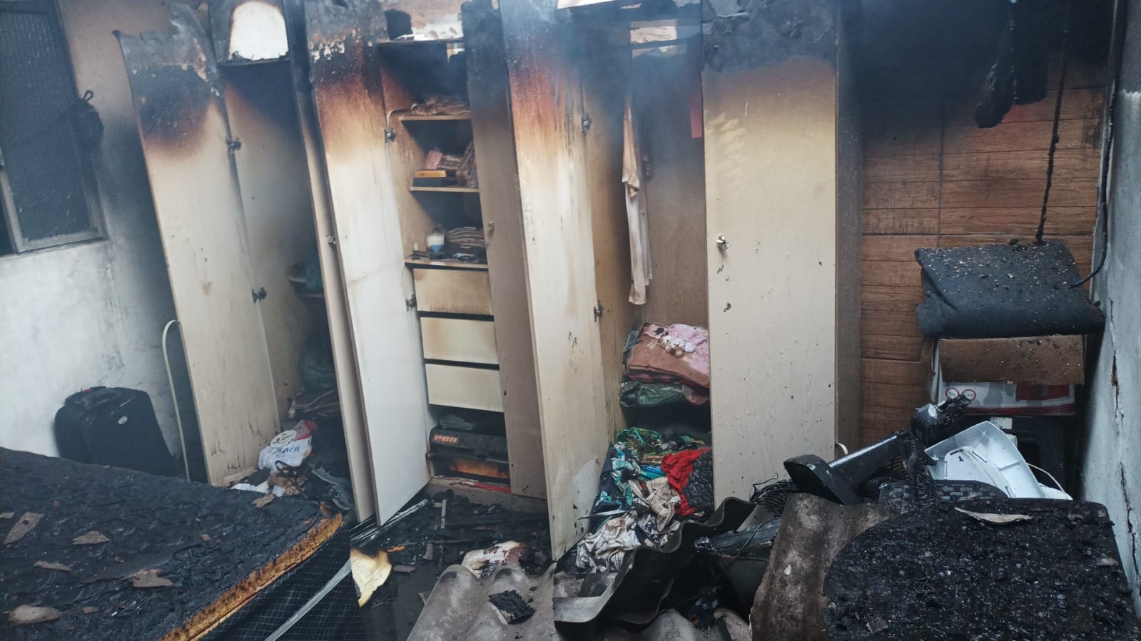 Casa pega fogo em Ipatinga e tem estrutura e objetos destruídos