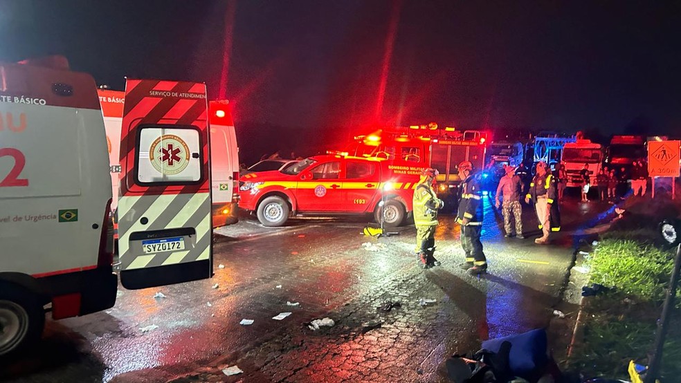 Trecho da BR-251 ficou interditado por aproximadamente seis horas, segundo o Corpo de Bombeiros — Foto: Corpo de Bombeiros Militar