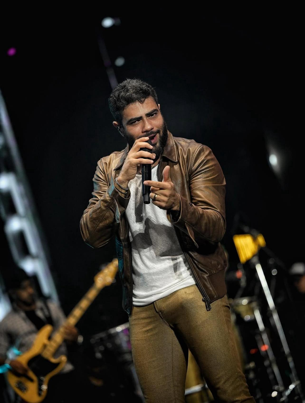Henrique e Juliano se arriscam no forró em show com direito a calcinhas no palco, no São João de Campina Grande