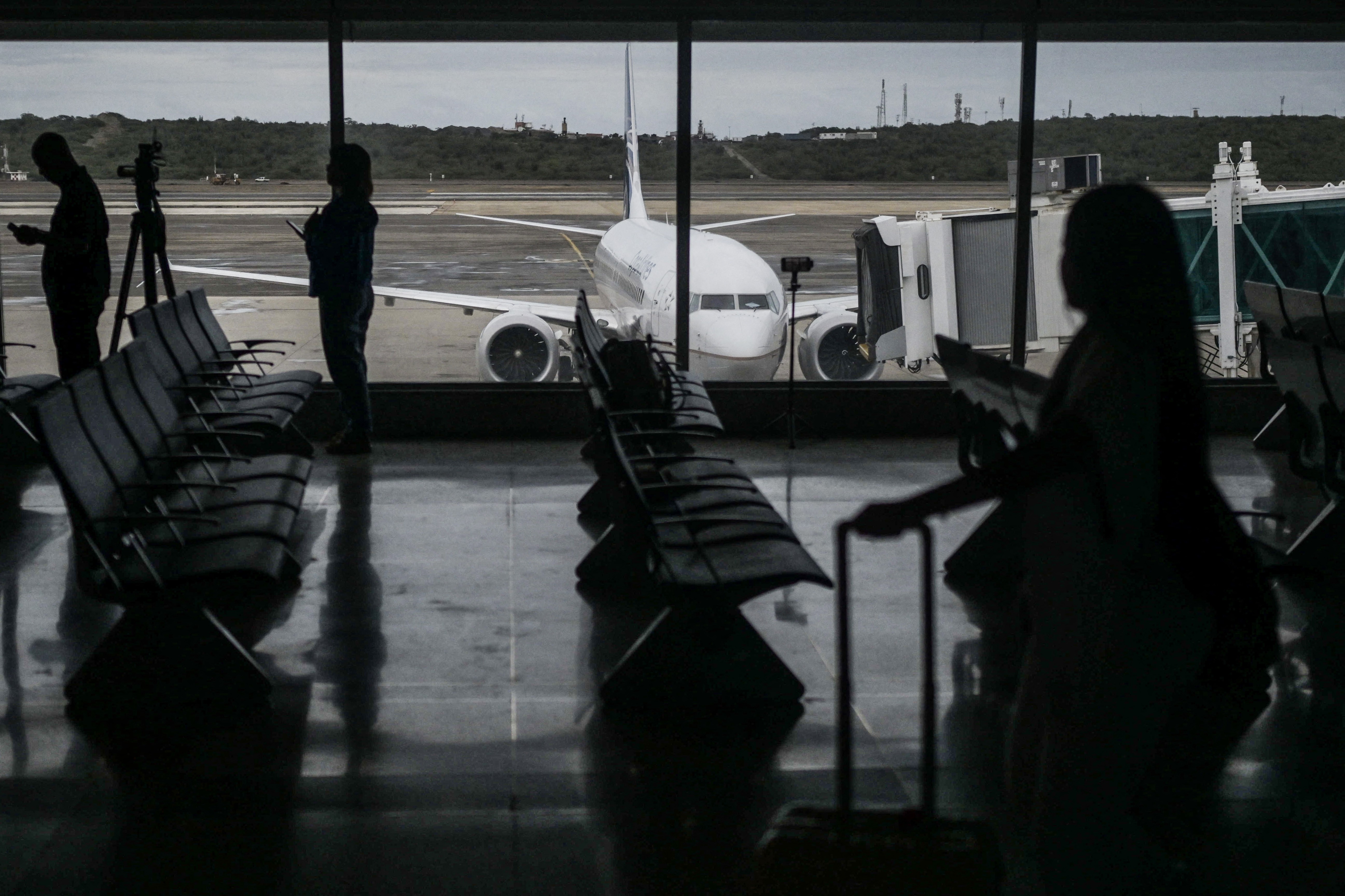 Venezuela revoga licenças de companhias aéreas que suspenderam voos no país; Gol e Latam são afetadas