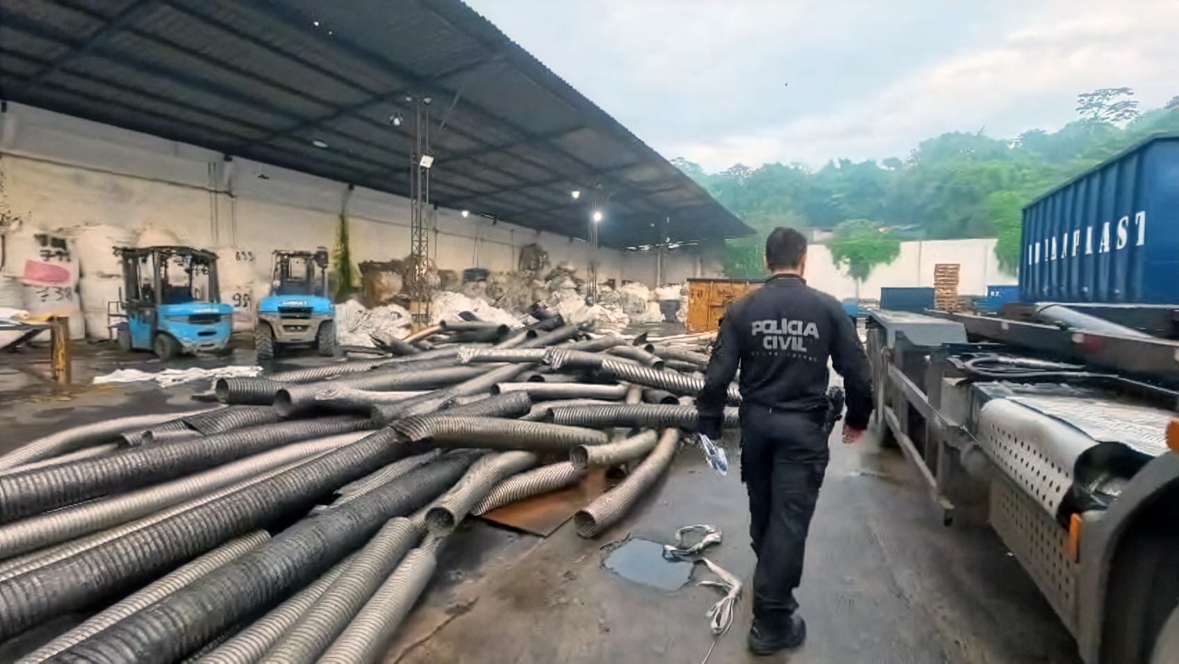 Operação mira lixões do Comando Vermelho em Duque de Caxias