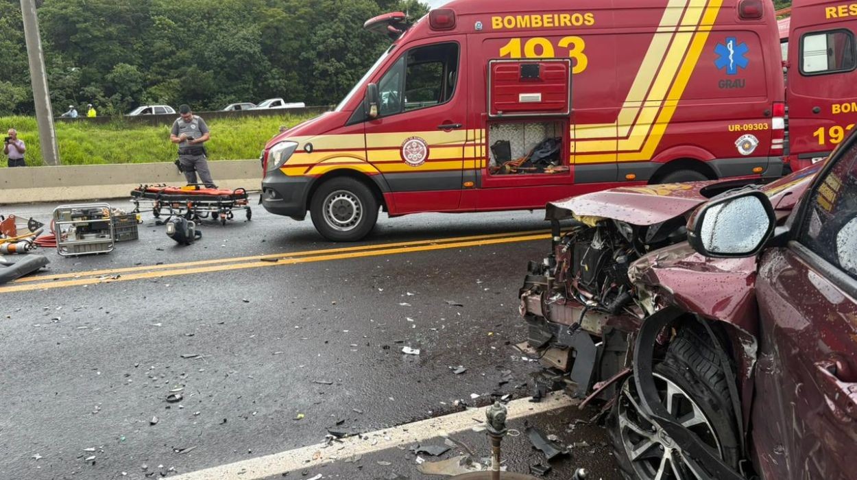 Acidente deixa dois motoristas feridos, carros destruídos e rodovia interditada no interior de SP