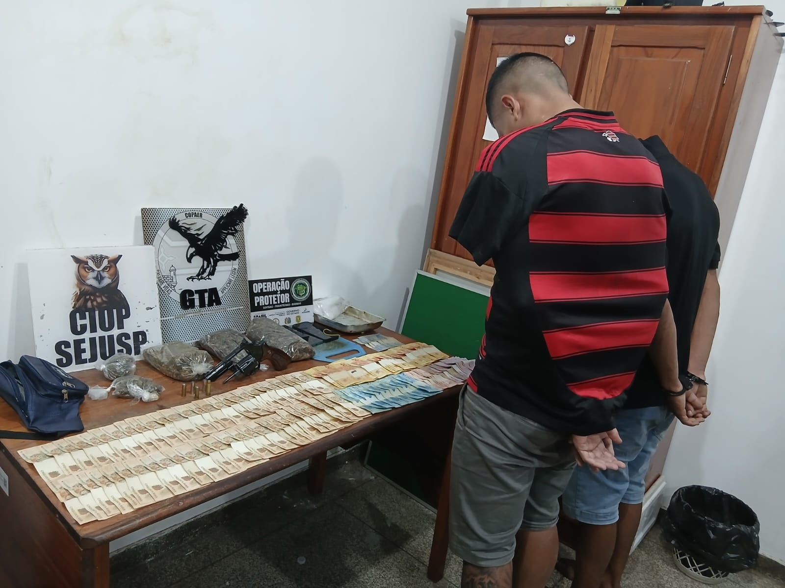 Polícia apreende drogas, revólver e R$ 5,3 mil em espécie com dois homens, em Macapá