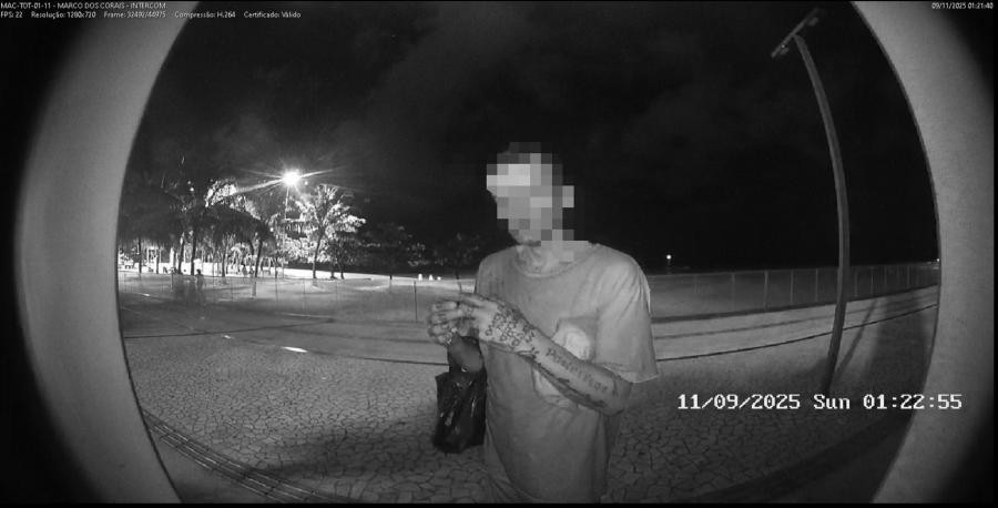 Homem é preso após danificar totem de videomonitoramento na orla de Maceió
