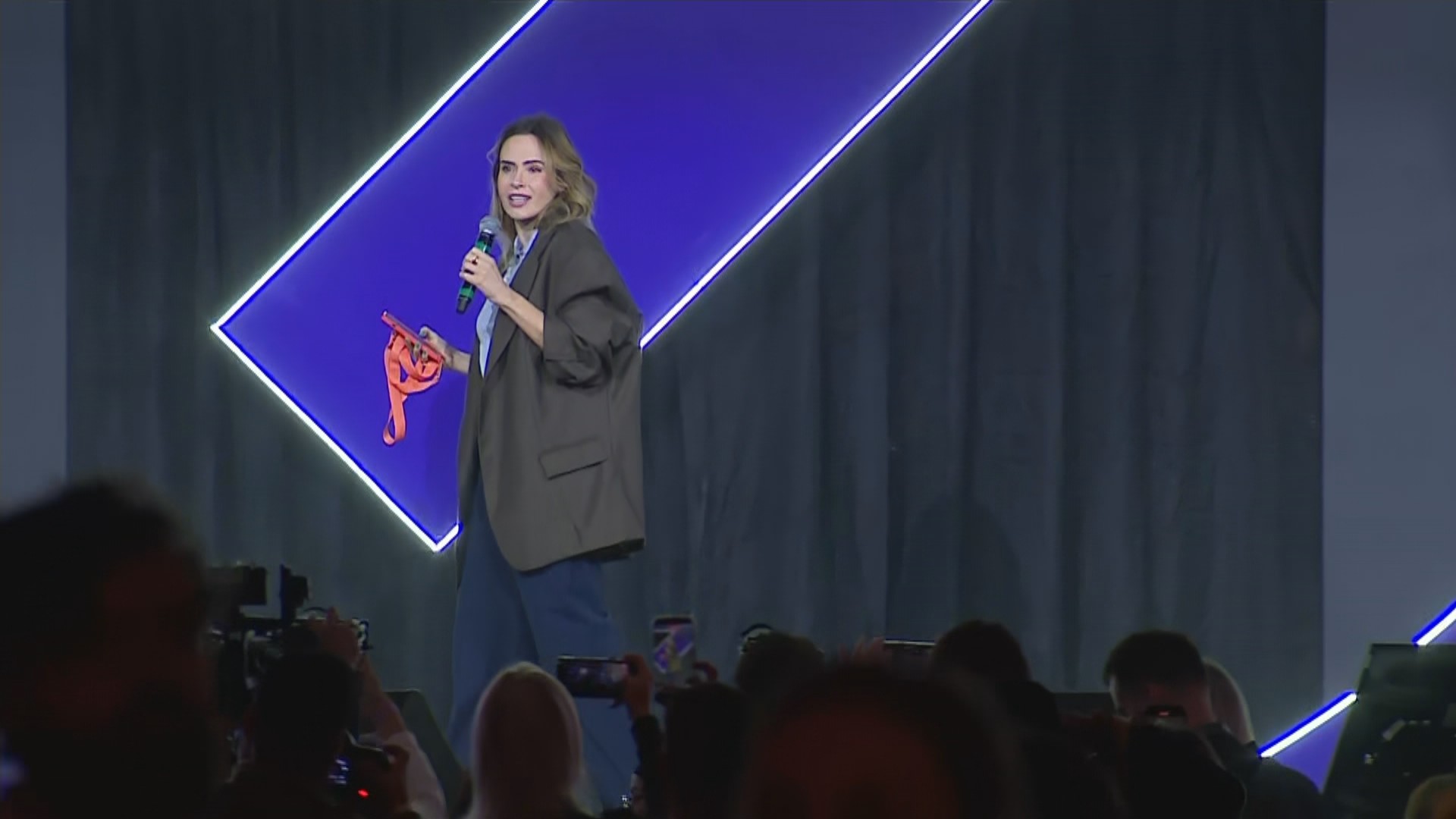 'Coragem é falar mesmo com a voz tremendo': Ana Paula Renault estreia como palestrante e leva discurso sobre humanidade no Gramado Summit