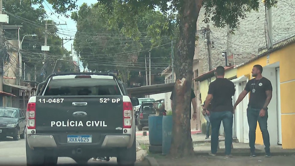 Policiais voltaram ao local do crime em buscas de câmeras de segurança — Foto: Reprodução/TV Globo