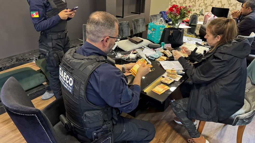 Empresários são alvos de operação que investiga fraudes em licitações para serviços de limpeza no RS — Foto: Polícia Civil/Divulgação