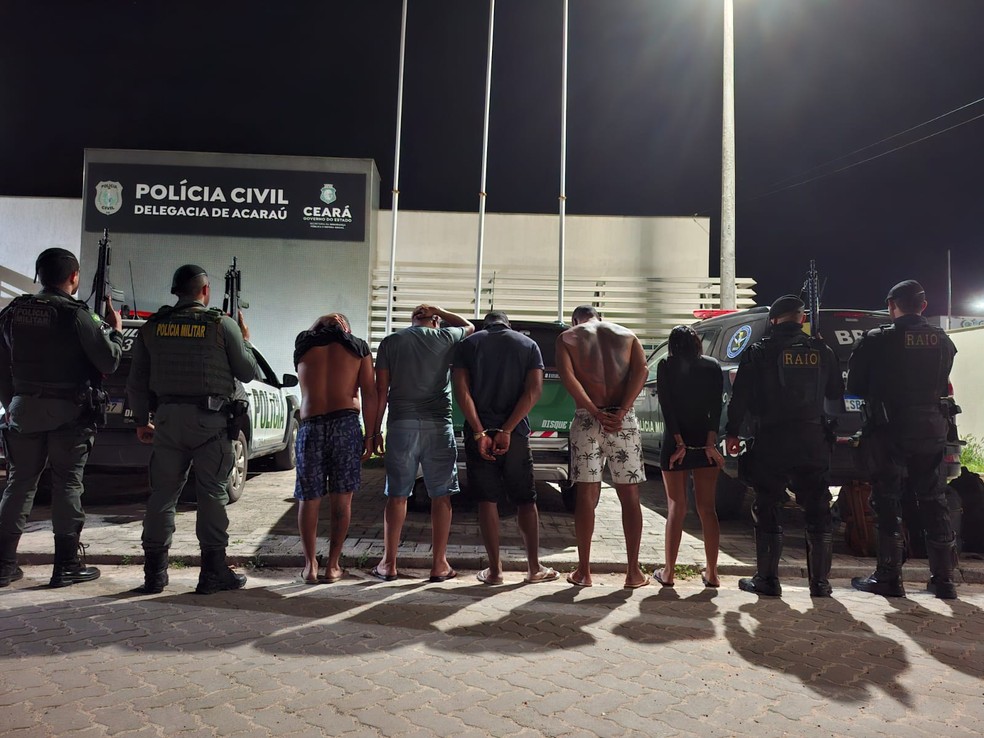 Polícia Militar do CE deteve cinco pessoas, mas três foram ouvidas como testemunhas e liberadas. — Foto: PMCE/Reprodução
