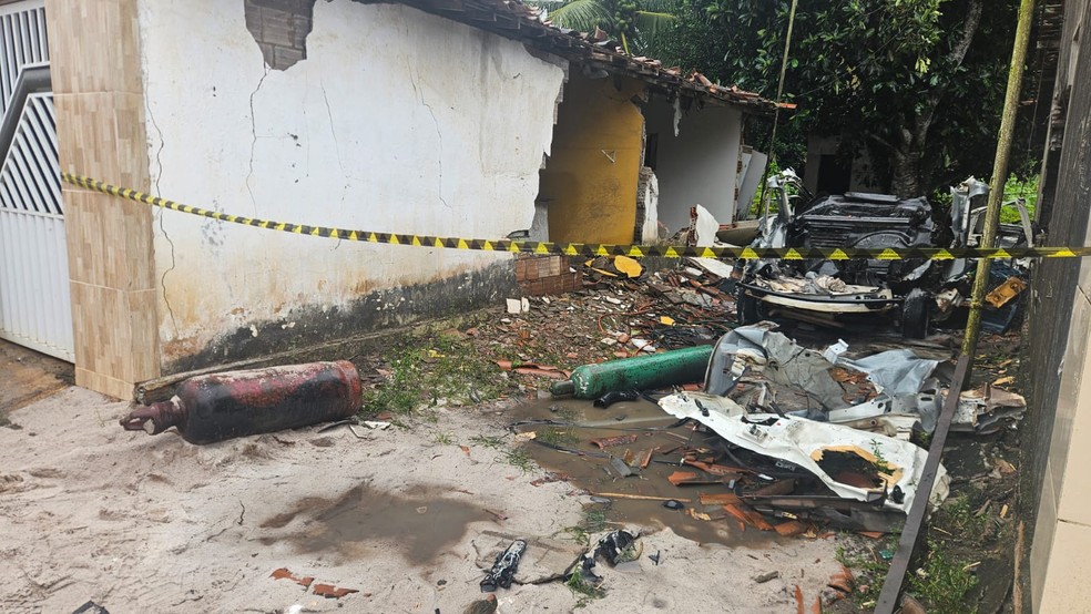 Dois cilindros foram encontrados próximos ao carro — Foto: Reprodução/Corpo de Bombeiros