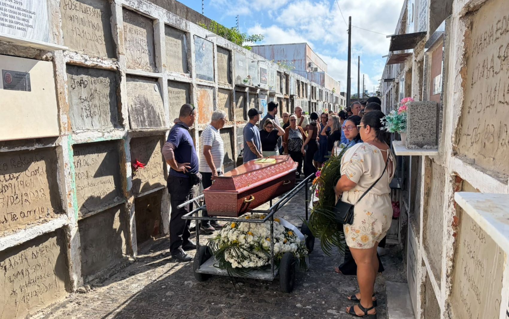 Familiares e amigos se despedem de motociclista levado em capô de carro em Aracaju