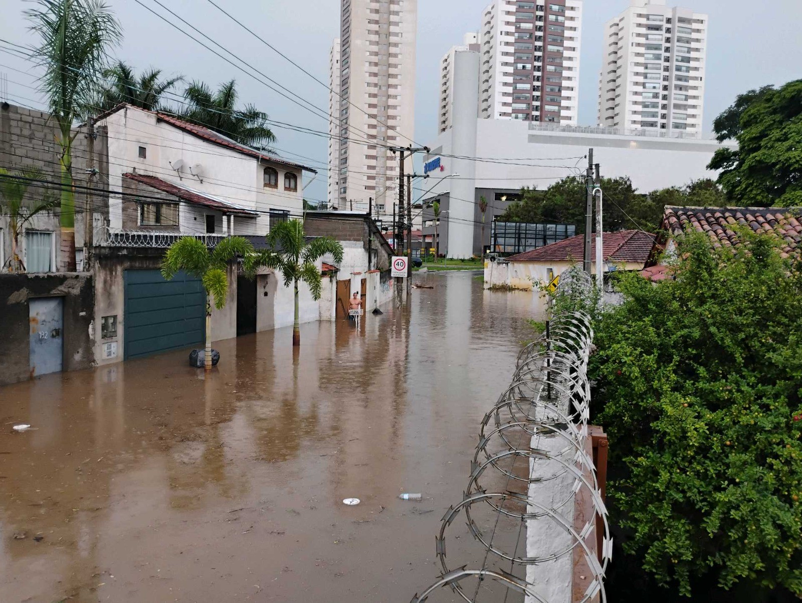 Temporal com ventos de até 80 km/h alaga casas, derruba árvores e provoca estragos em Taubaté