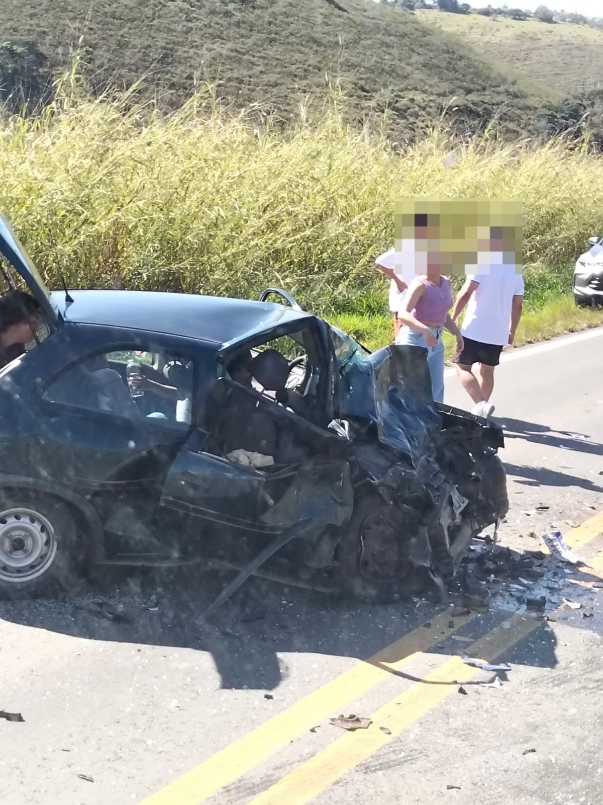 Batida entre dois carros deixa um morto e quatro feridos na BR-267 em Juiz de Fora