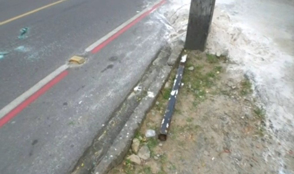 Pedaço de madeira usado pelos agressores foi abandonado na rua. — Foto: Reprodução/TV Bahia