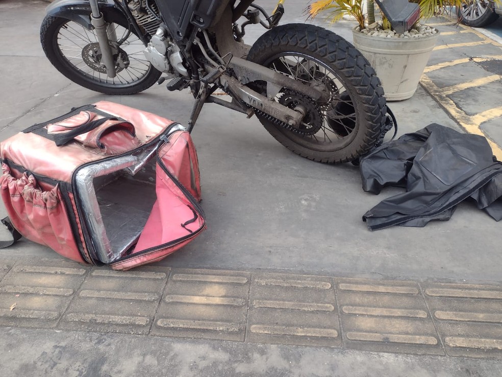 Suspeito deixou motocicleta, casaco e mochila no local — Foto: Cid Vaz