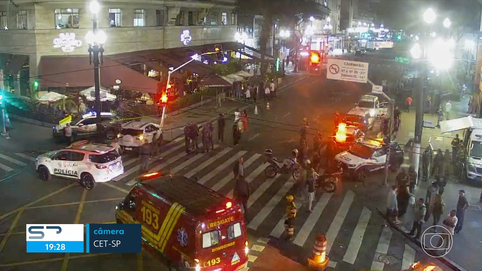 Acidente entre carro e moto deixa dois feridos no cruzamento da Av. Ipiranga com a São João, no Centro
