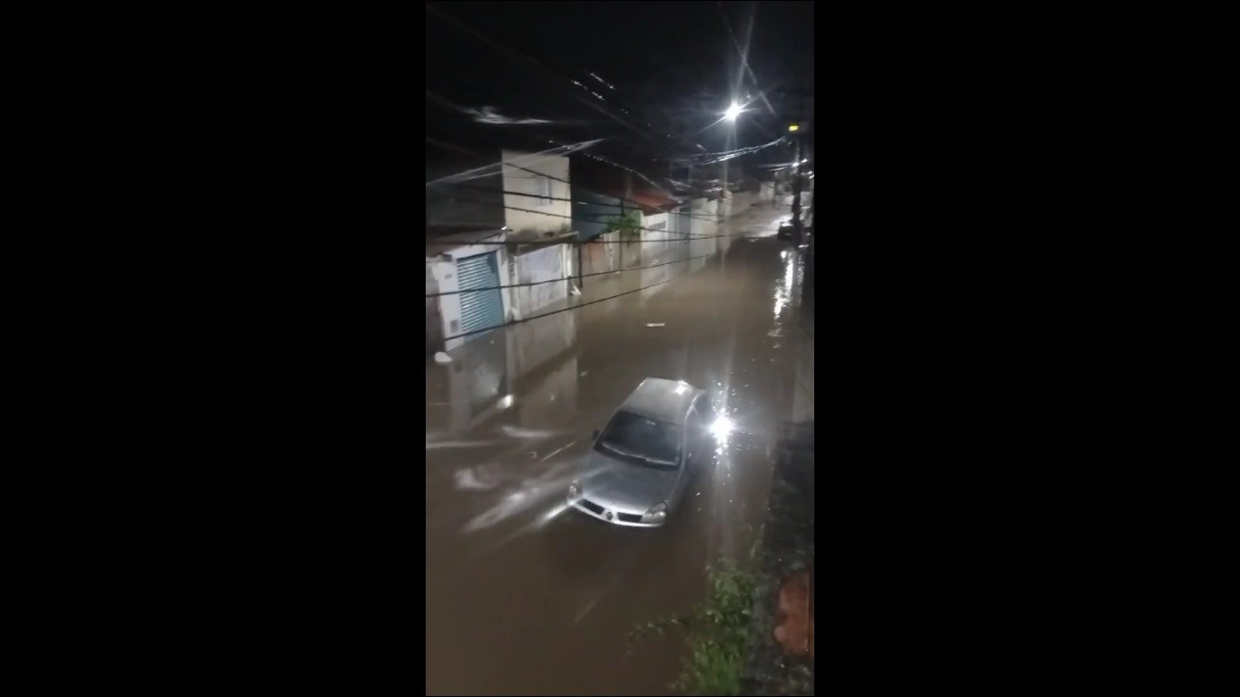 Temporal deixa ruas alagadas e moradores têm casas invadidas por água em cidades do Alto Tietê