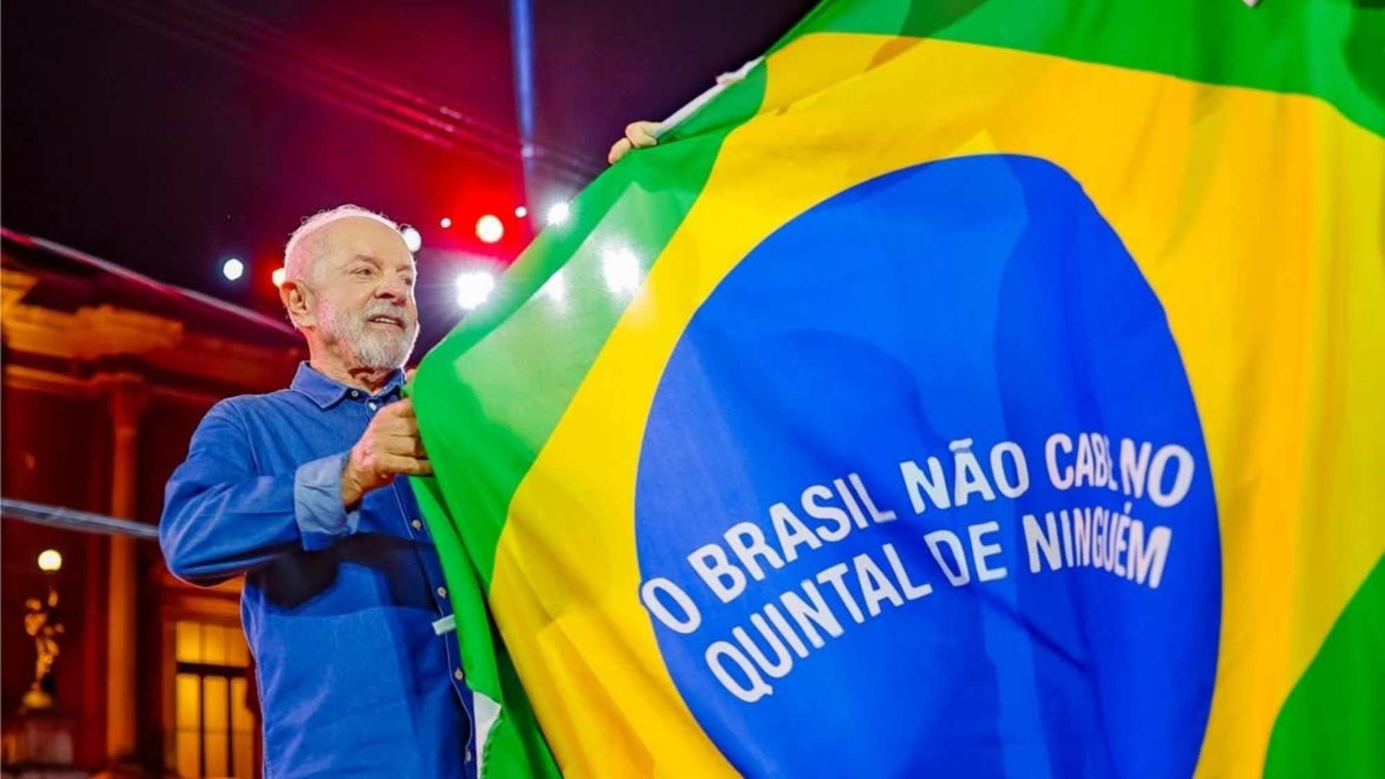 Em Fortaleza, Lula defende soberania e questiona: ‘Vamos eleger vira-lata que fica puxando saco do Trump?’
