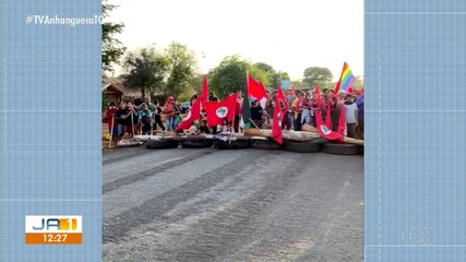 Manifestantes do MST cobram vistoria em assentamento em ato na TO-404, no Bico do Papagaio