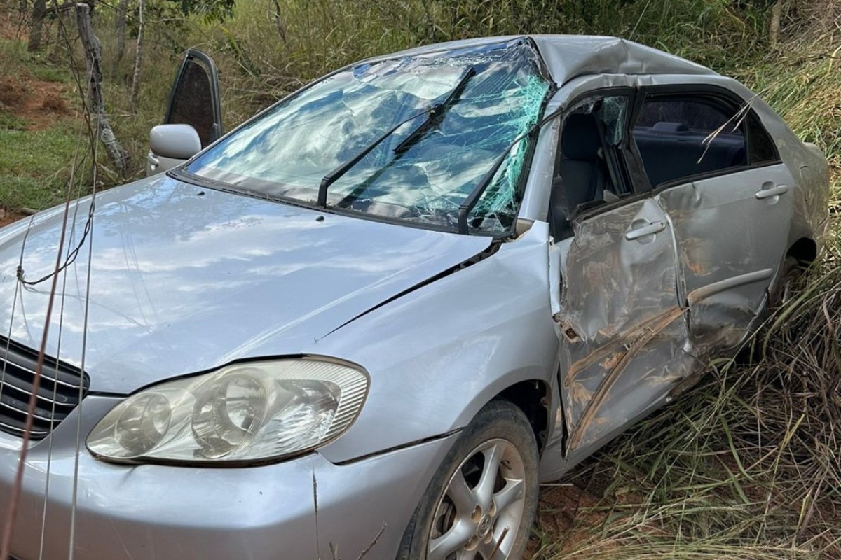 Carro é atingido por caminhão enquanto fazia conversão na MG-188; duas mulheres ficaram feridas