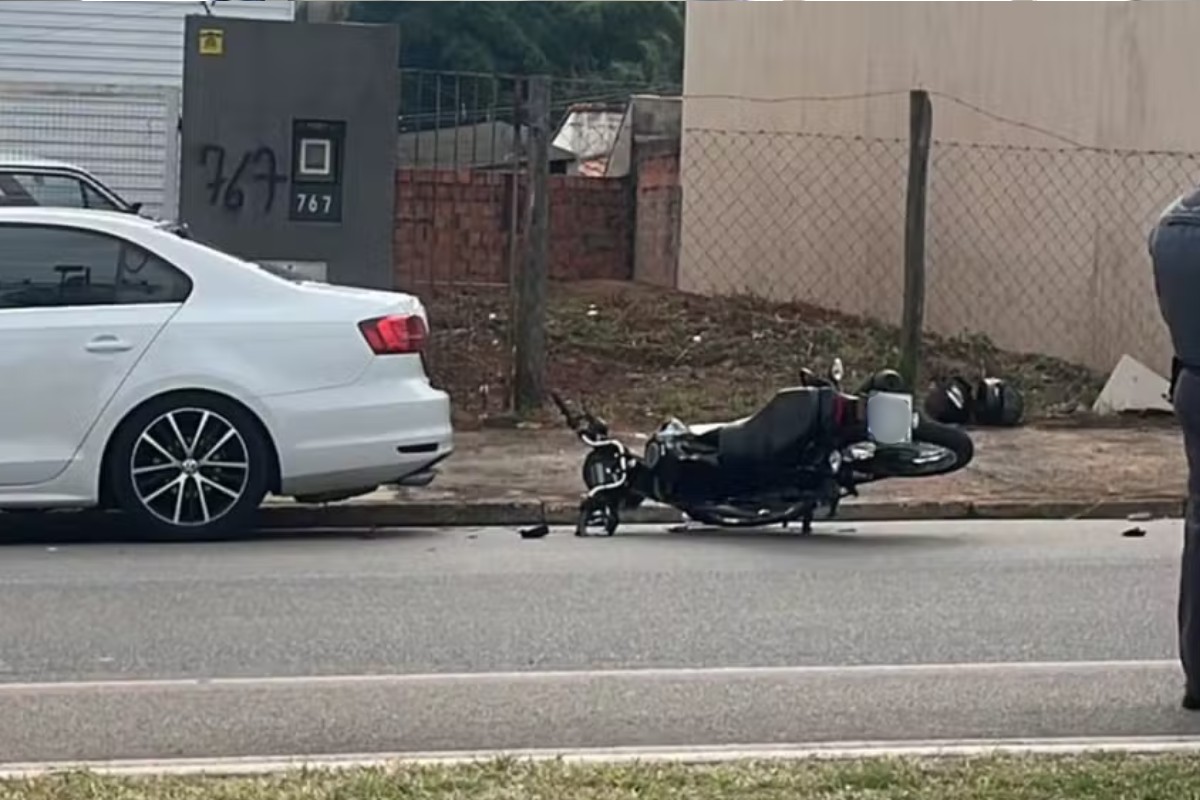Casal de motociclistas bate em carro estacionado e mulher é socorrida em estado grave em Itapetininga