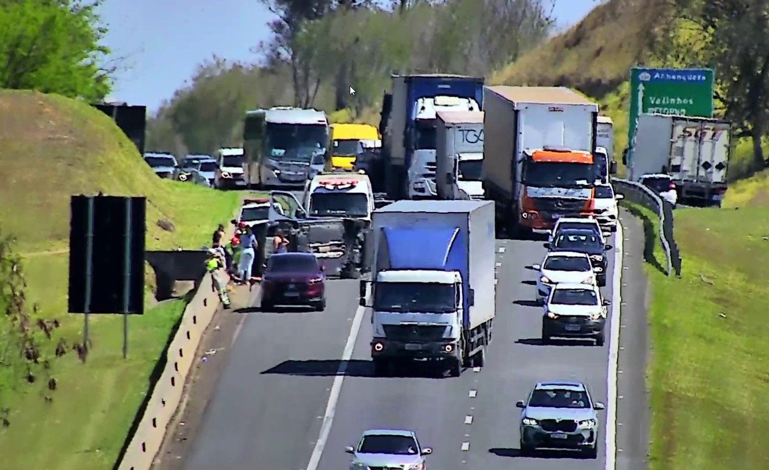 Engavetamento e capotamento deixam feridos e travam trânsito no Anel Viário, em Campinas