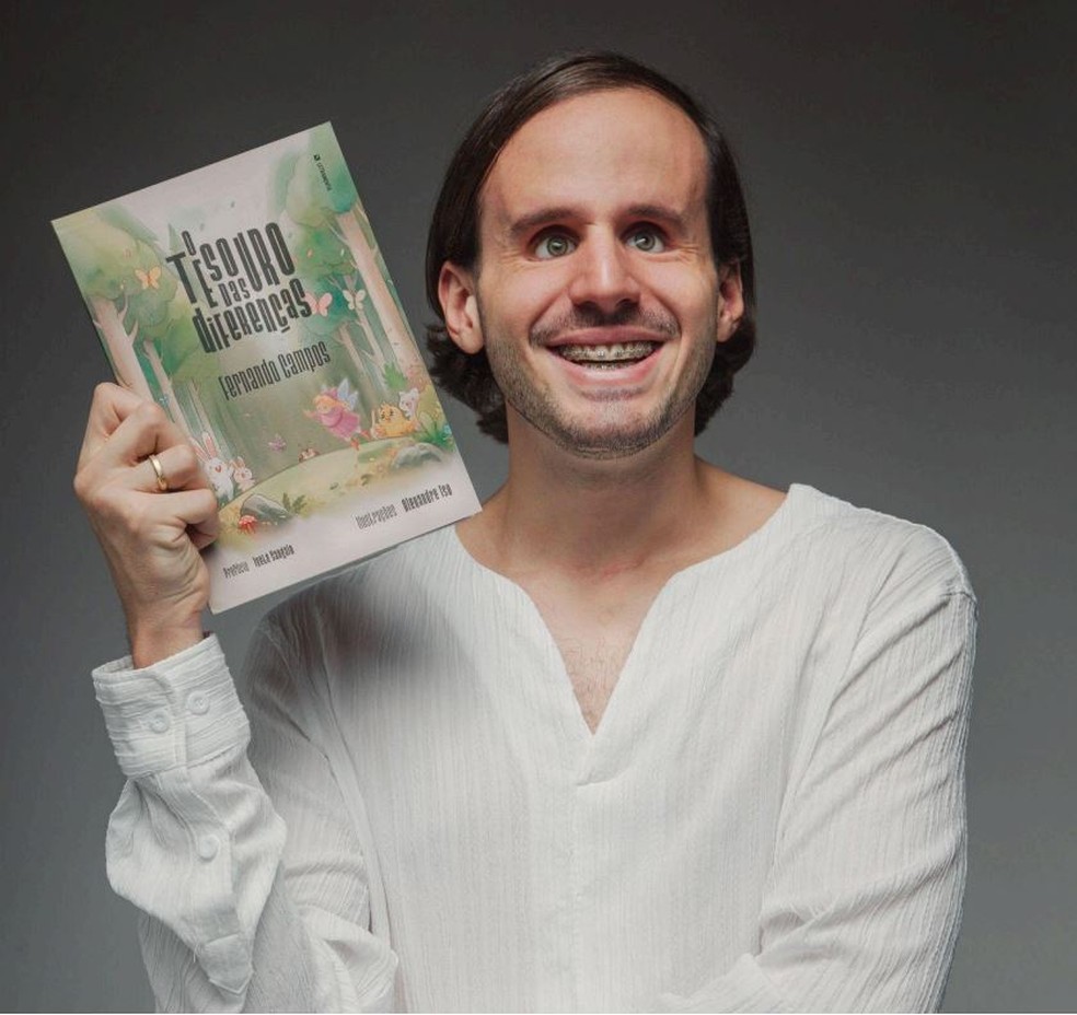 Jornalista Fernando Campos em sua segunda produção literária — Foto: Marco Brozzo