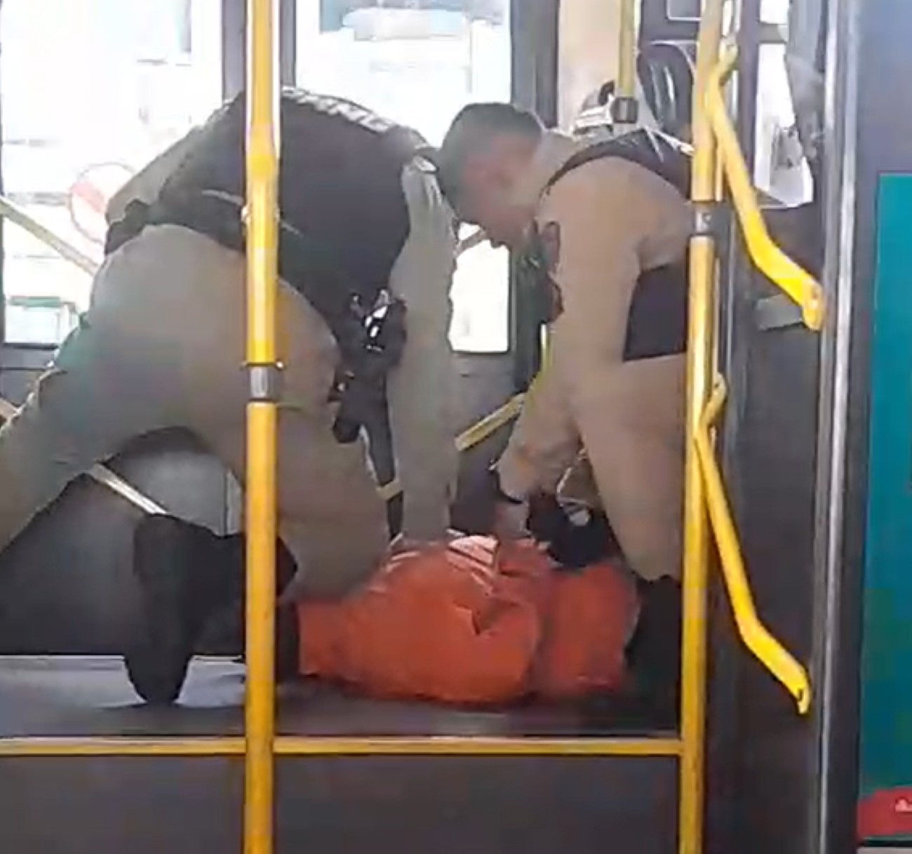 VÍDEO: Homem é preso suspeito de importunação sexual dentro do transporte coletivo de Uberlândia