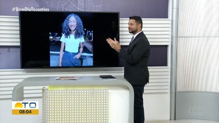 Apresentador parabeniza Flávia, editora de imagens do jornal