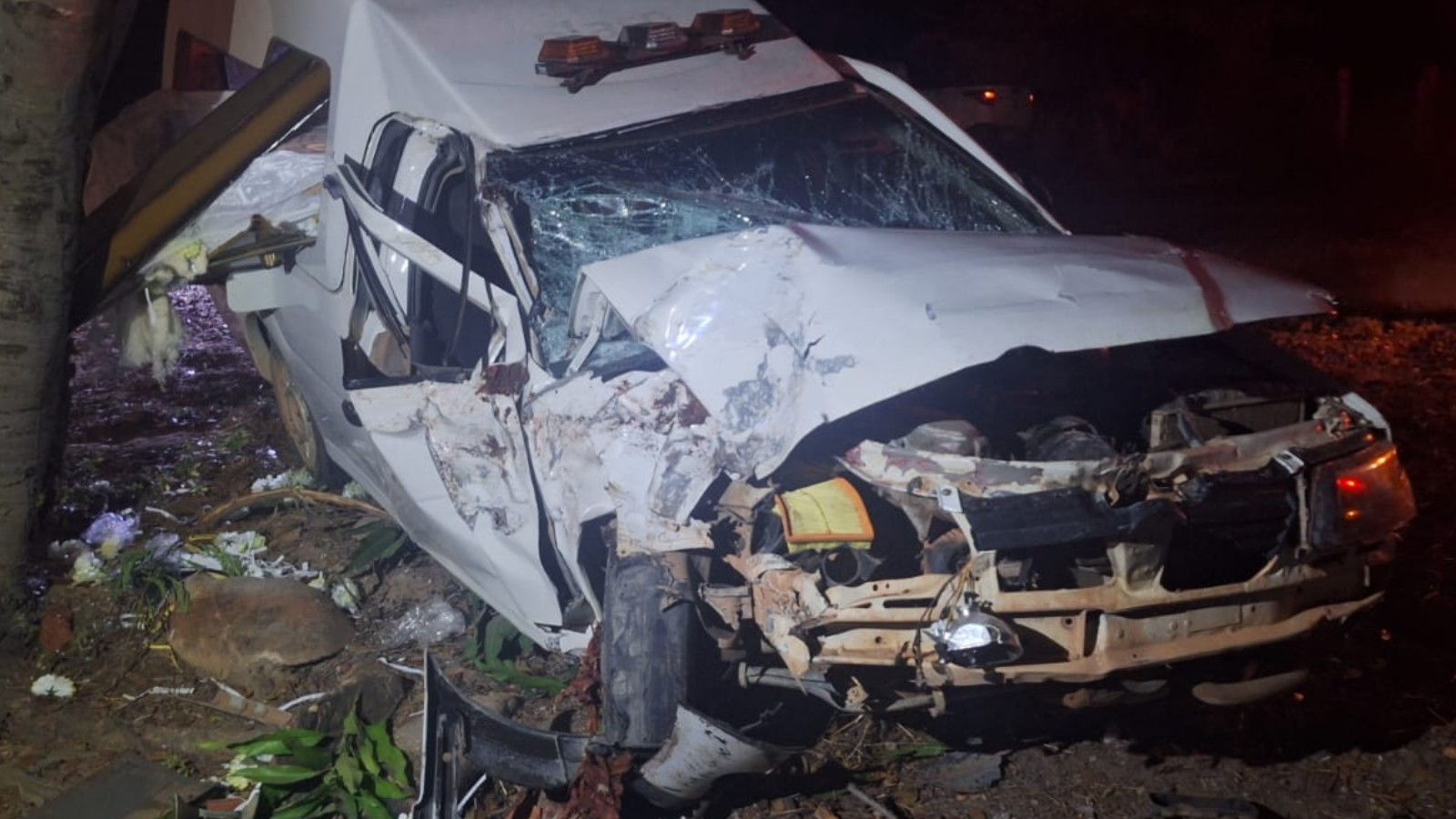 Caixão quebra a caminho de velório após motorista de funerária perder controle do carro e bater em árvore; vídeo