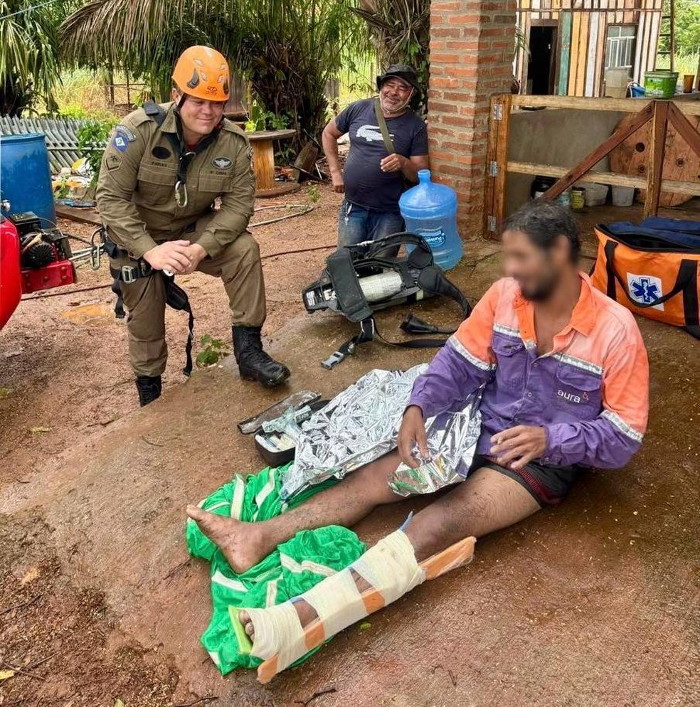 Vítima foi levada ao hospital com suspeita de fratura no tornozelo — Foto: Corpo de Bombeiros