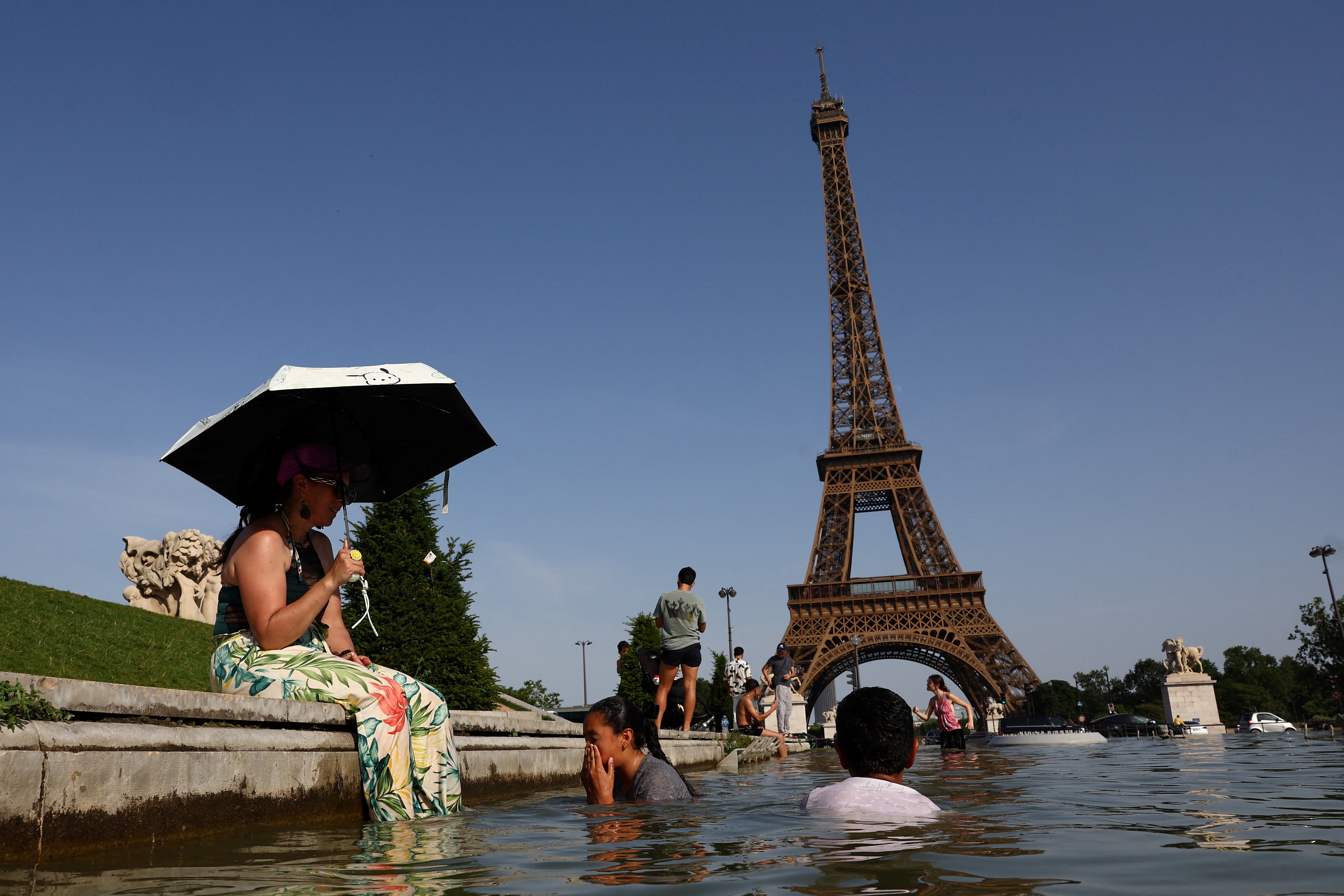 Torre Eiffel ficou mesmo 10 centímetros mais alta por causa do calor? Entenda o que diz a física