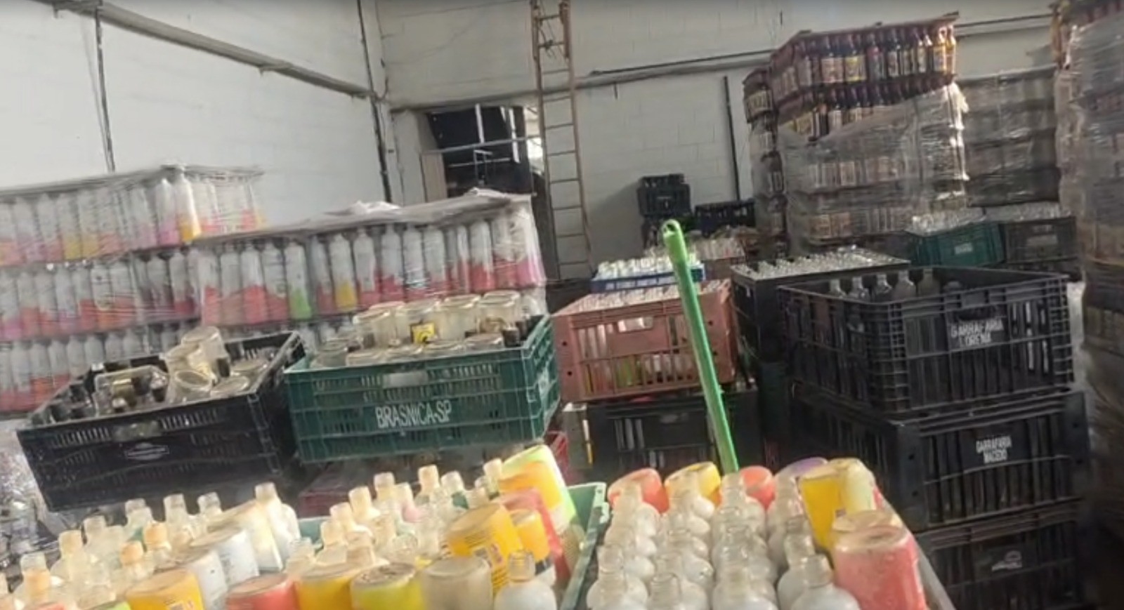 Homem é preso por crime ambiental em empresa clandestina de lavagem de garrafas em Campinas
