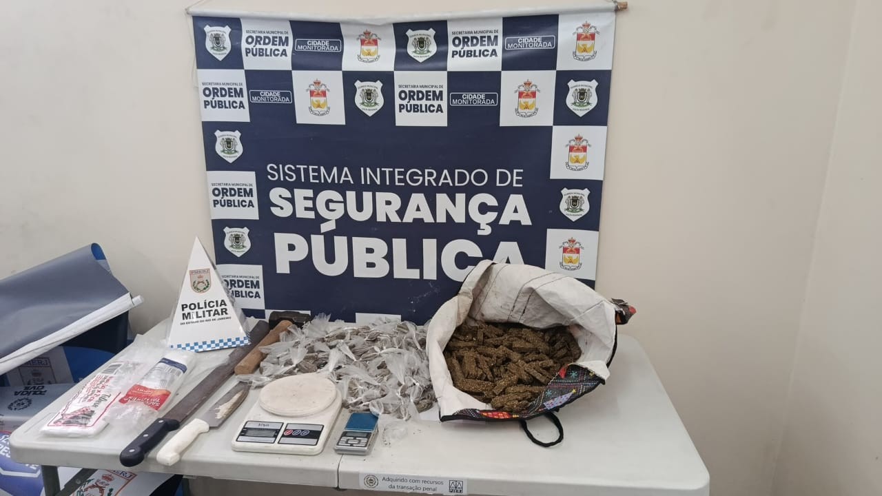 Mais de 1 kg de maconha e materiais usados para venda de drogas são apreendidos em Volta Redonda