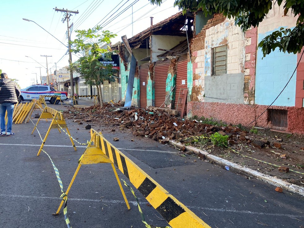 Fachada de prédio antigo desaba em Jaú  — Foto: Wânyffer Monteiro/ TV TEM