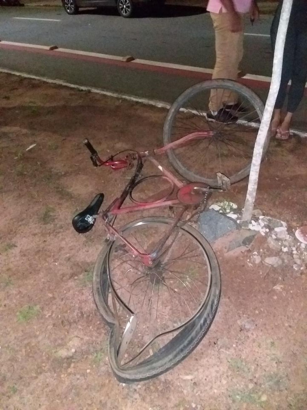 Ciclista de 47 anos morreu após carro bater em bicicleta em Araguaína — Foto: Reprodução/PMTO