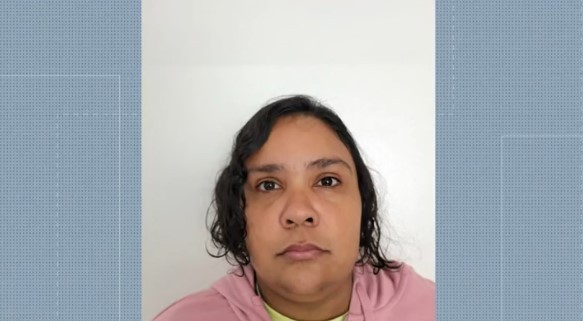 Quem é a mulher de 37 anos presa após fingir ter 12 anos e ser 'adotada' por família em SC
