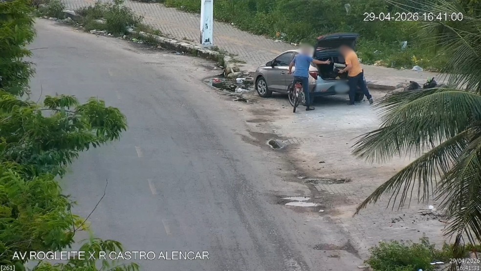 Ciclista dá bronca em motorista por descarte irregular de lixo — Foto: Reprodução