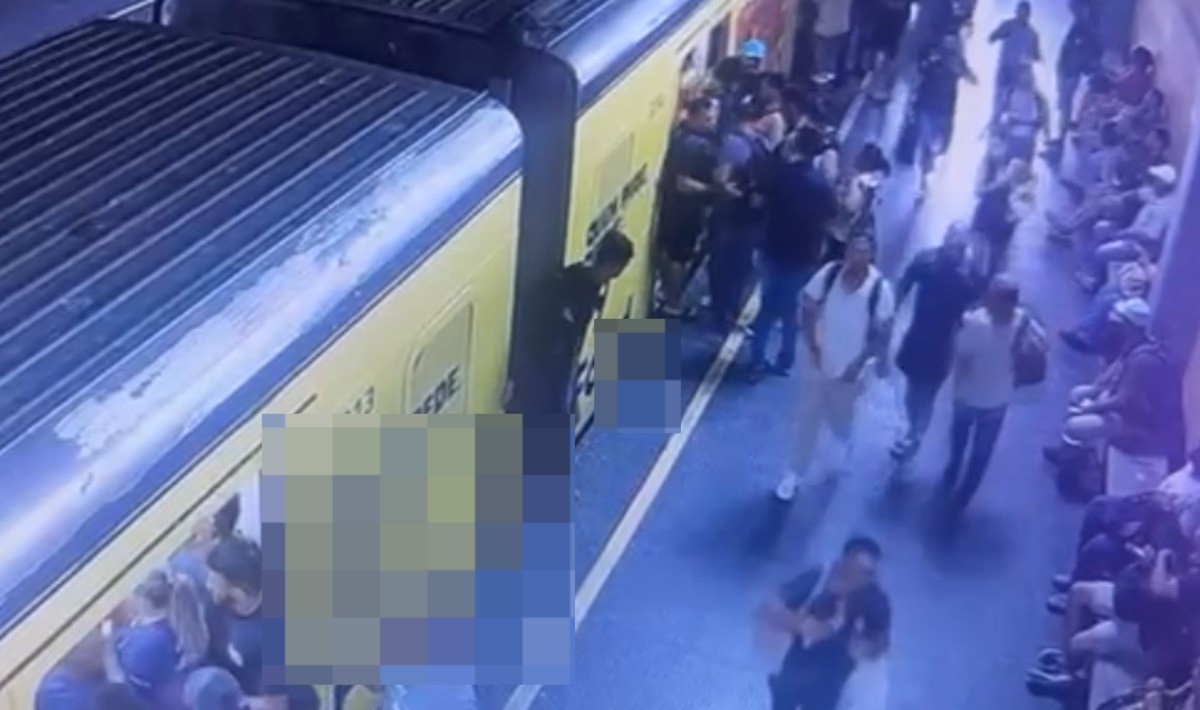Homem se arrisca 'surfando' entre vagões do metrô e é flagrado por câmera de segurança; VÍDEO