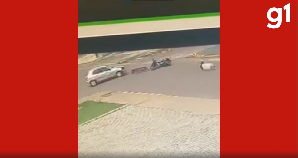 Mulher de 44 anos morre em acidente entre moto e carro da prefeitura em Peixoto de Azevedo (MT) — Foto: Reprodução