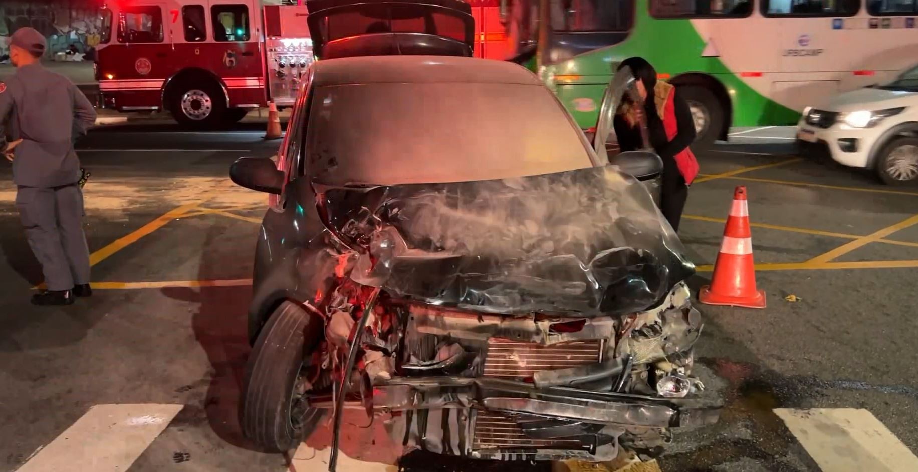 Acidente entre carro e ônibus interdita Avenida Aquidabã, em Campinas 