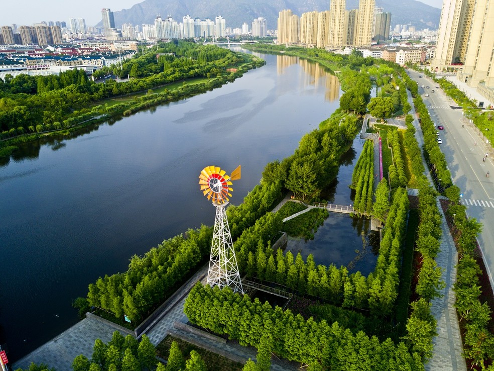 [cidades-esponja] Parque Yongning, na cidade de Taizhou, na China, parque alagável que substituiu barreiras de concreto nas margens do rio — Foto: Turenscape/Divulgação