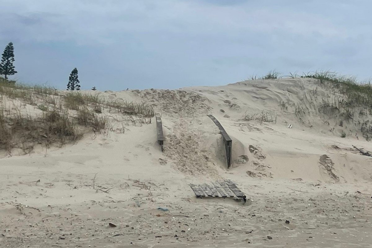 'Nunca tínhamos visto situação parecida', diz veranista sobre dunas de areia que estão cobrindo casas e ruas no Litoral do RS