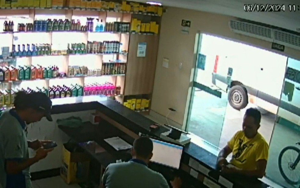 Homem é preso suspeito de clonar cartões e fazer compras em posto de combustíveis na Bahia — Foto: Reprodução/TV Bahia