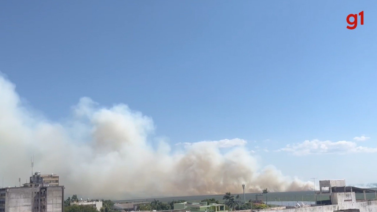 VÍDEO: Nuvem de fumaça encobre céu de Corumbá no Pantanal de MS; equipes do Corpo de Bombeiros atuam na área