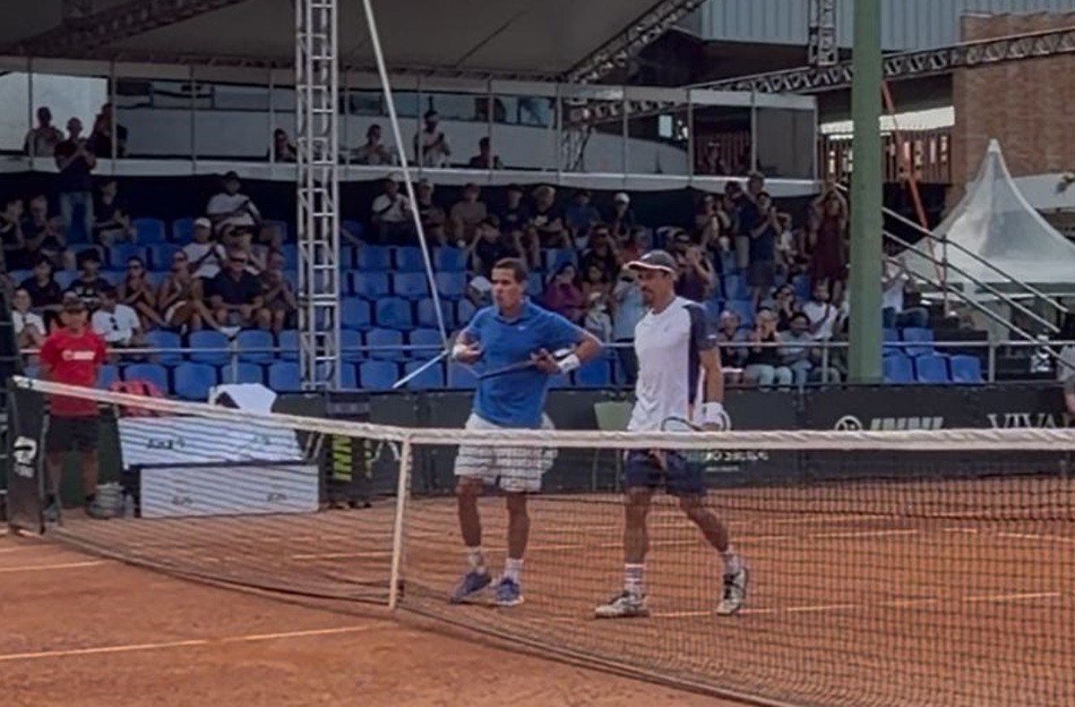 Tenistas estrangeiros são presos por injúria racial ao imitar e chamar funcionário de macaco em SC