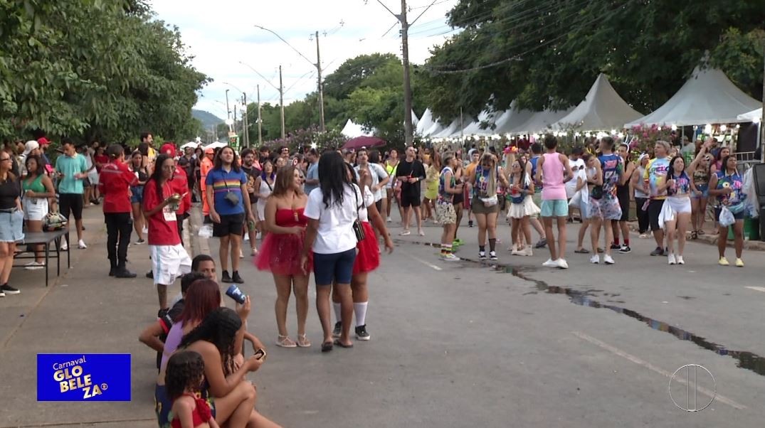 Encontro de blocos agita a terceira noite de Carnaval em Montes Claros