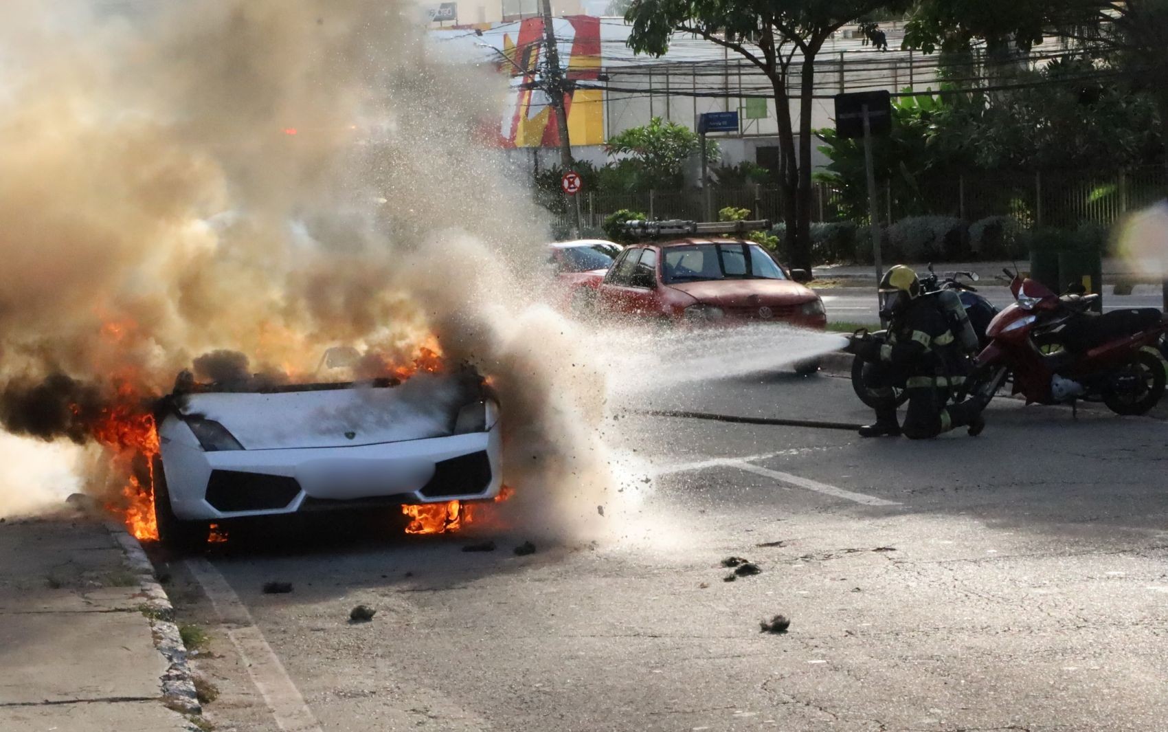 Lamborghini avaliada em mais de R$ 1 milhão é destruída após pegar fogo em rua de Goiânia; vídeo 